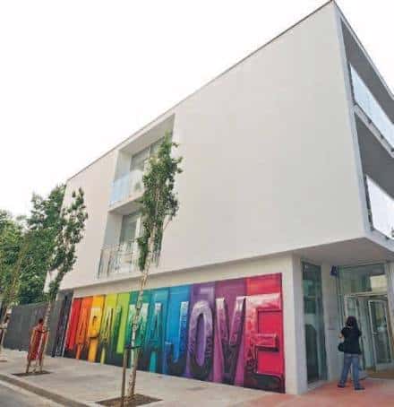 Fachada moderna del Casal de Joves La Palma con mural colorido