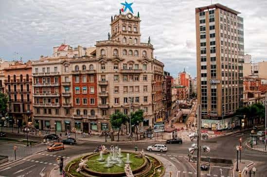 Vista panorámica de la Rambla Nova con el edificio emblemático y la fuente central