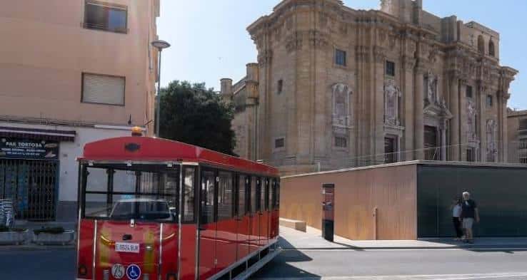 Vista frontal del tren turístico frente a la Catedral de Tortosa