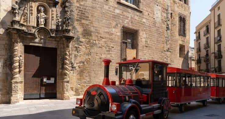 El Carrilet Verde detenido en una calle histórica de Tortosa
