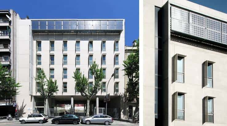 Fachada exterior del Centre d'Atenció Primària Roger de Flor con paneles solares en la azotea