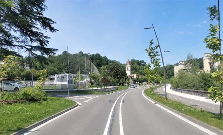 Vista general de la zona de Añorga Txiki con carretera y entorno verde