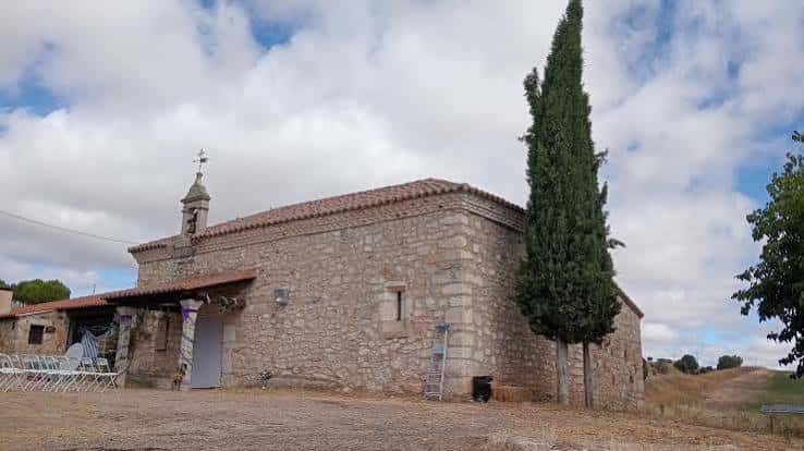 Vista exterior de la Ermita del Cristo de Valderrey con sillas preparadas para un evento