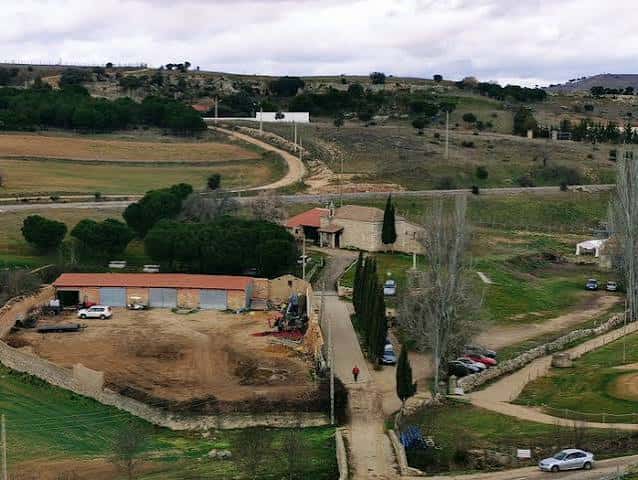 Vista panorámica de la ermita y sus alrededores en el paisaje rural de Zamora