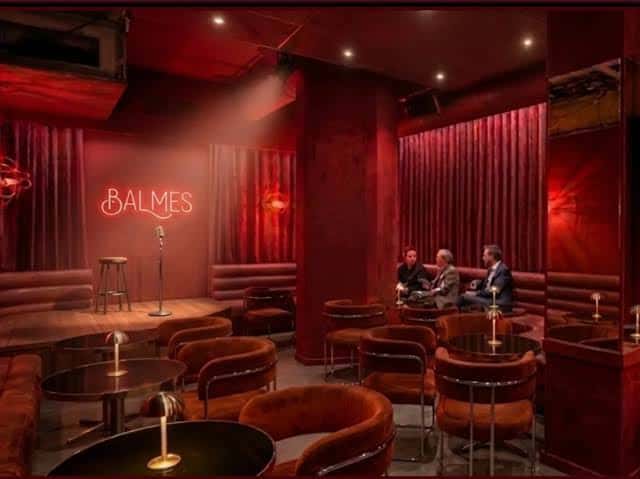 Sala de cócteles o lounge del Teatre Balmes con decoración roja, neón y ambiente íntimo