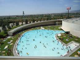 Vista panorámica de la piscina exterior del Parc Esportiu Llobregat con usuarios disfrutando