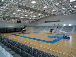Interior del pabellón deportivo con pista de baloncesto y gradas