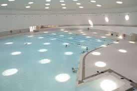 Piscina interior del complejo con carriles de natación y zona de saltos