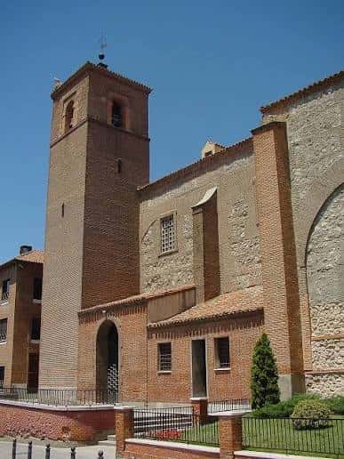 Fachada de la iglesia de Santo Domingo en la Plaza de los Reyes de España