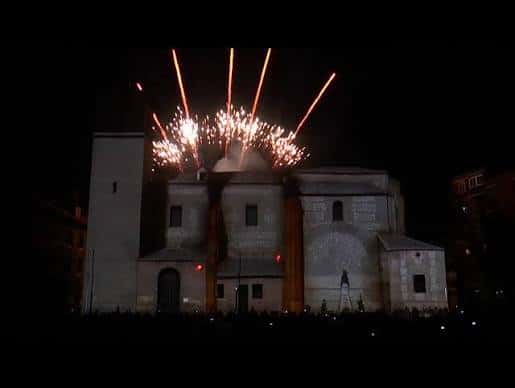 Espectáculo de fuegos artificiales sobre la plaza durante las fiestas