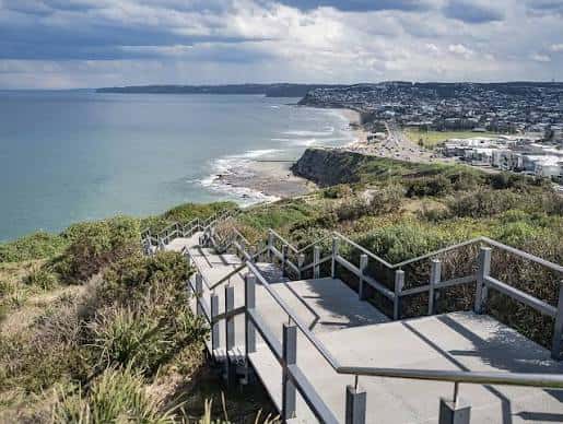 Vista panorámica de Memorial Drive en Newcastle con escaleras y costa al fondo