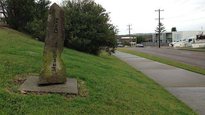 Monumento conmemorativo de Memorial Drive junto a la carretera