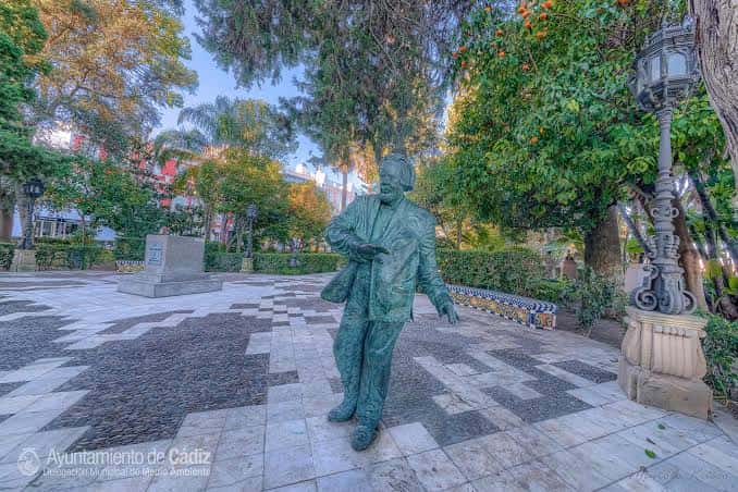 Estatua de bronce de Clara Campoamor en el paseo principal