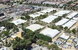 Vista aérea del recinto ferial con casetas blancas y zonas verdes
