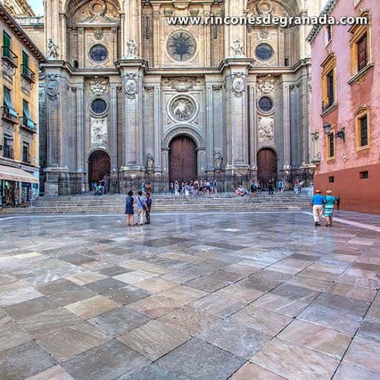 Plaza de las Pasiegas con la fachada principal de la Catedral y personas caminando por el empedrado