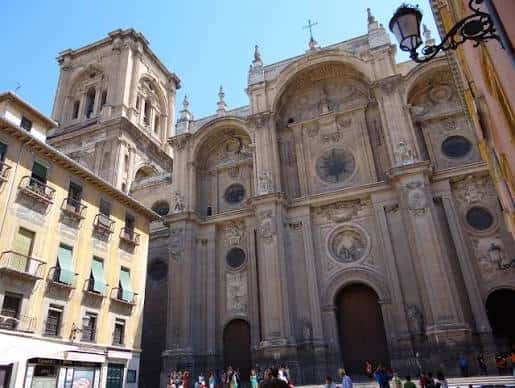 Vista frontal de la Catedral de Granada en la Plaza de las Pasiegas bajo un cielo despejado