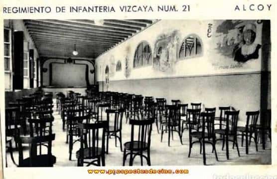 Vista panorámica del interior del Cine Cuartel de Infantería en Alcoy, mostrando su capacidad y disposición original