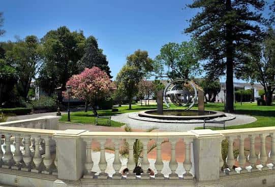 Vista panorámica de los Jardines de la Atalaya con fuente y escultura central