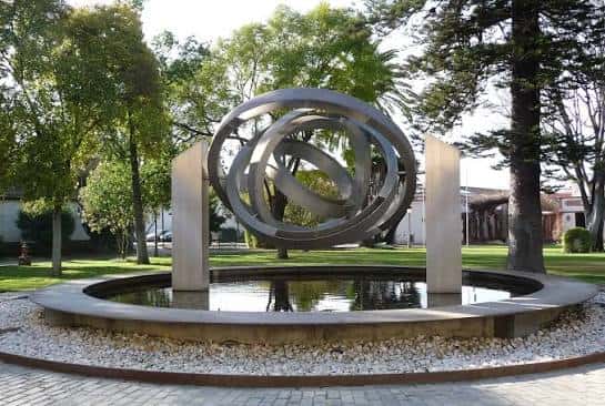 Detalle de la escultura metálica en el centro de los jardines