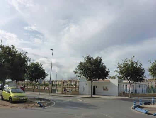 Vista exterior del Complejo Deportivo La Canaleja con edificios blancos y árboles