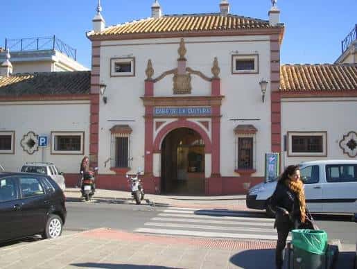 Fachada principal de la Casa de la Cultura con detalles arquitectónicos y entrada accesible