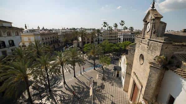 Vista panorámica de la Alameda Cristina con palmeras y edificios históricos