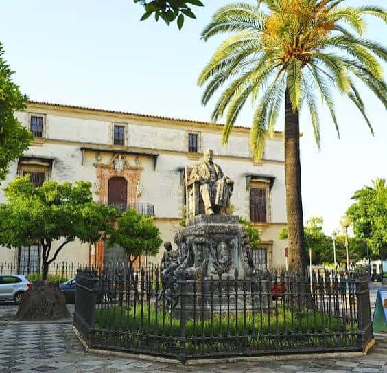 Monumento al Marqués de Casa Domecq rodeado de palmeras en la plaza