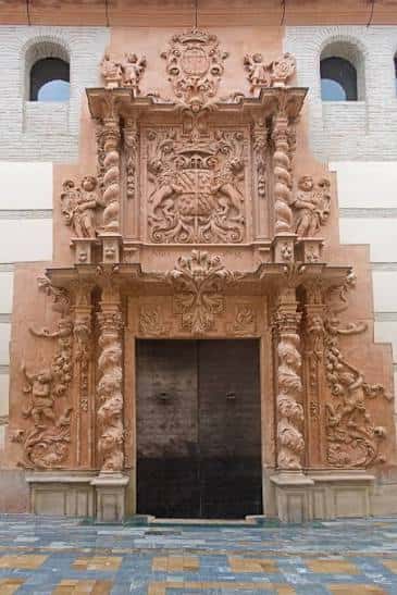 Fachada principal del Palacio de Guevara con detalles barrocos y escultura en piedra
