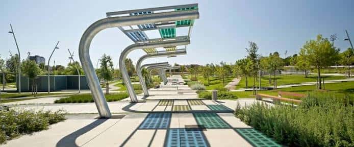 Pasillo del parque con diseño arquitectónico moderno y vegetación bien cuidada