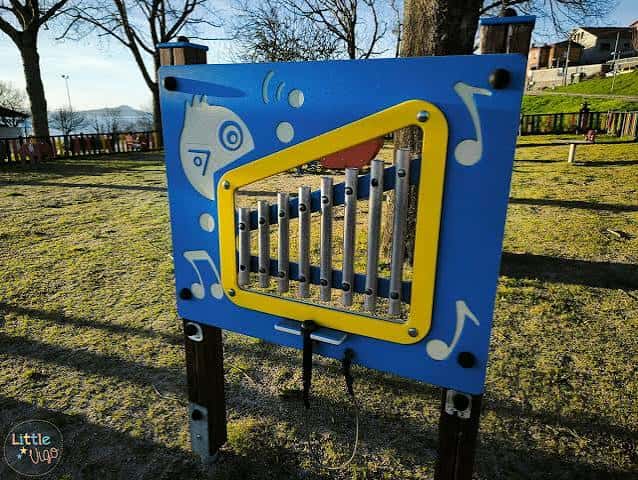 Detalle de un panel musical interactivo en el parque infantil Alameda Saiáns