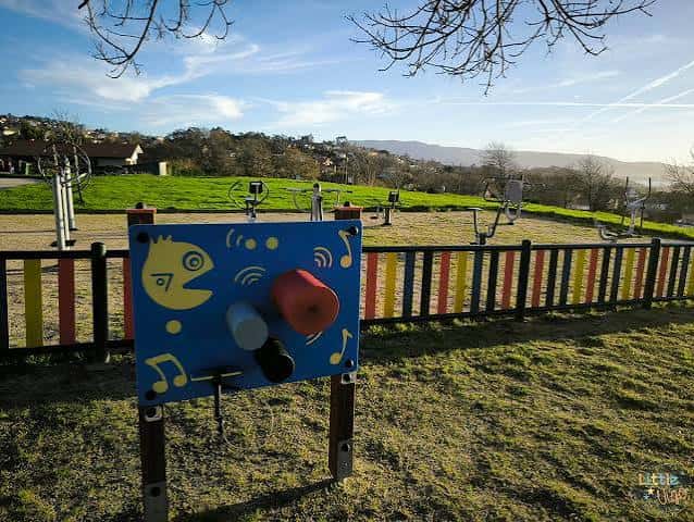 Vista general del parque infantil Alameda Saiáns con juegos y zona verde