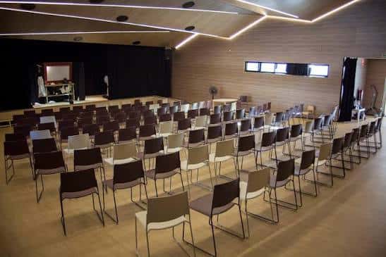 Vista general del interior de la Sala La Pau con butacas dispuestas para un evento