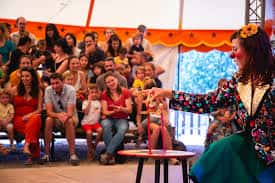 Presentación en vivo en el escenario de la Sala La Pau frente a un público familiar
