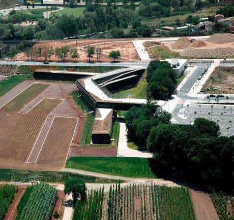 Vista aérea del Complejo Tecnológico de La Rioja mostrando su integración con el paisaje y la arquitectura moderna