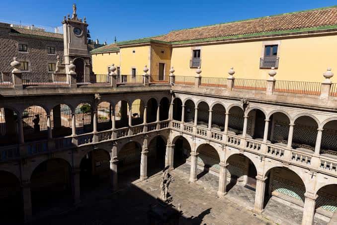Vista panorámica del patio interior con arcos y fachada amarilla