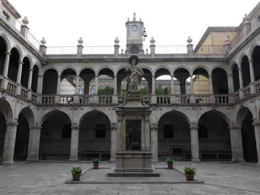 Patio central con fuente y reloj en la parte superior
