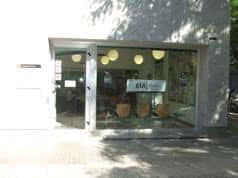 Vista exterior de la entrada del CIAJ con grandes ventanales y ambiente acogedor