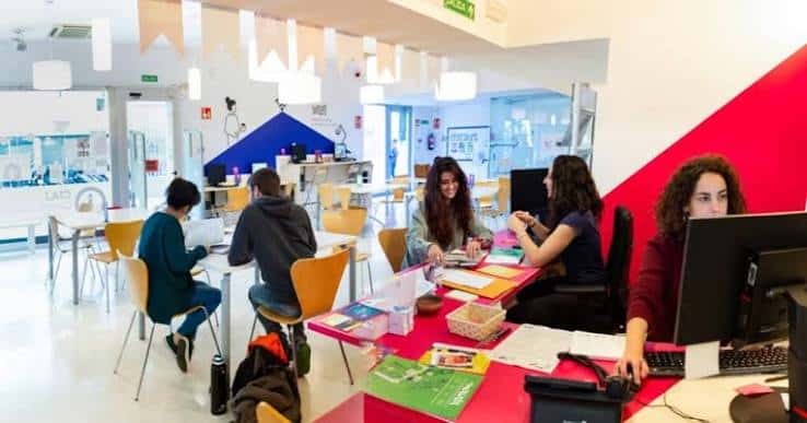 Interior del centro mostrando zonas de trabajo colaborativo y atención a jóvenes