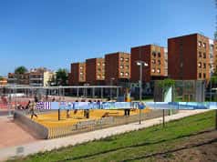 Vista general del Parc de la Unitat con zonas deportivas y edificios residenciales al fondo