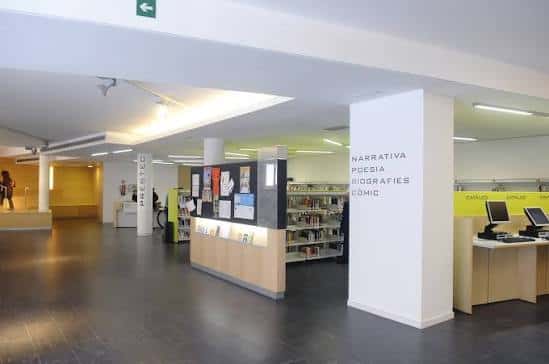 Interior moderno de la biblioteca con zonas de lectura y estanterías