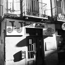 Vista exterior en blanco y negro del local J&J Books and Coffee