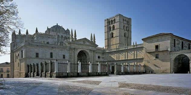 Vista panorámica de la Catedral de San Salvador en Zamora con su torre y fachada románica