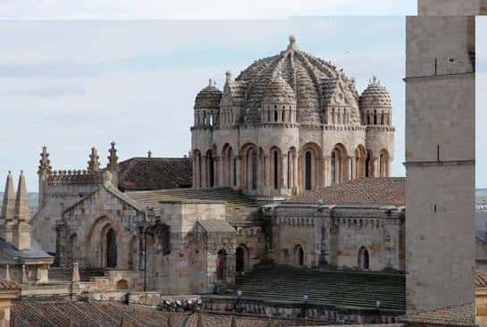 Vista elevada del conjunto de la catedral mostrando cúpulas y tejados