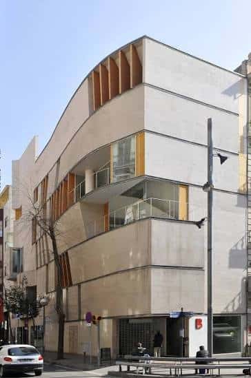 Vista exterior de la fachada moderna de la Biblioteca La Vila de Gràcia