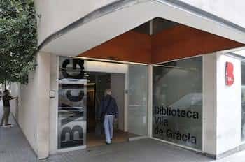 Entrada principal de la biblioteca con señalización clara