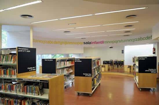 Sala infantil de la biblioteca con estanterías y decoración educativa