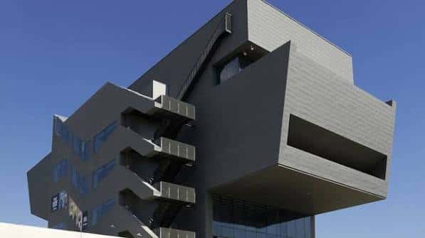 Vista exterior de la Biblioteca El Clot con su arquitectura moderna y escaleras exteriores
