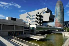Fachada principal de la biblioteca junto al edificio Torre Agbar