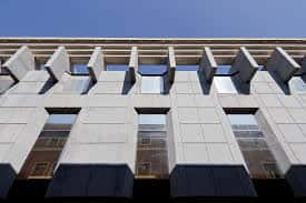 Detalle arquitectónico de la fachada del edificio con elementos geométricos