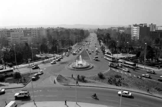 Avenida del Conde de Vallellano en blanco y negro con fuente central